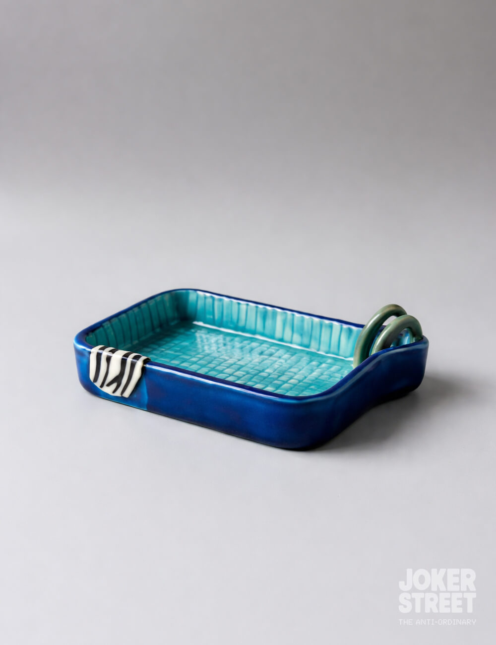 THE POOLSIDE TRAY