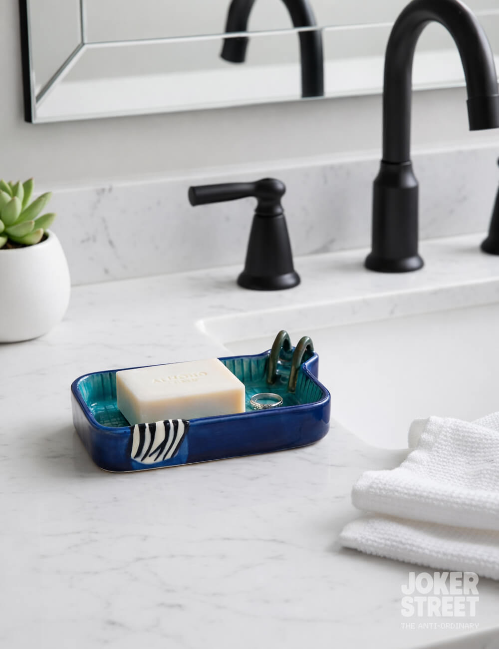 THE POOLSIDE TRAY