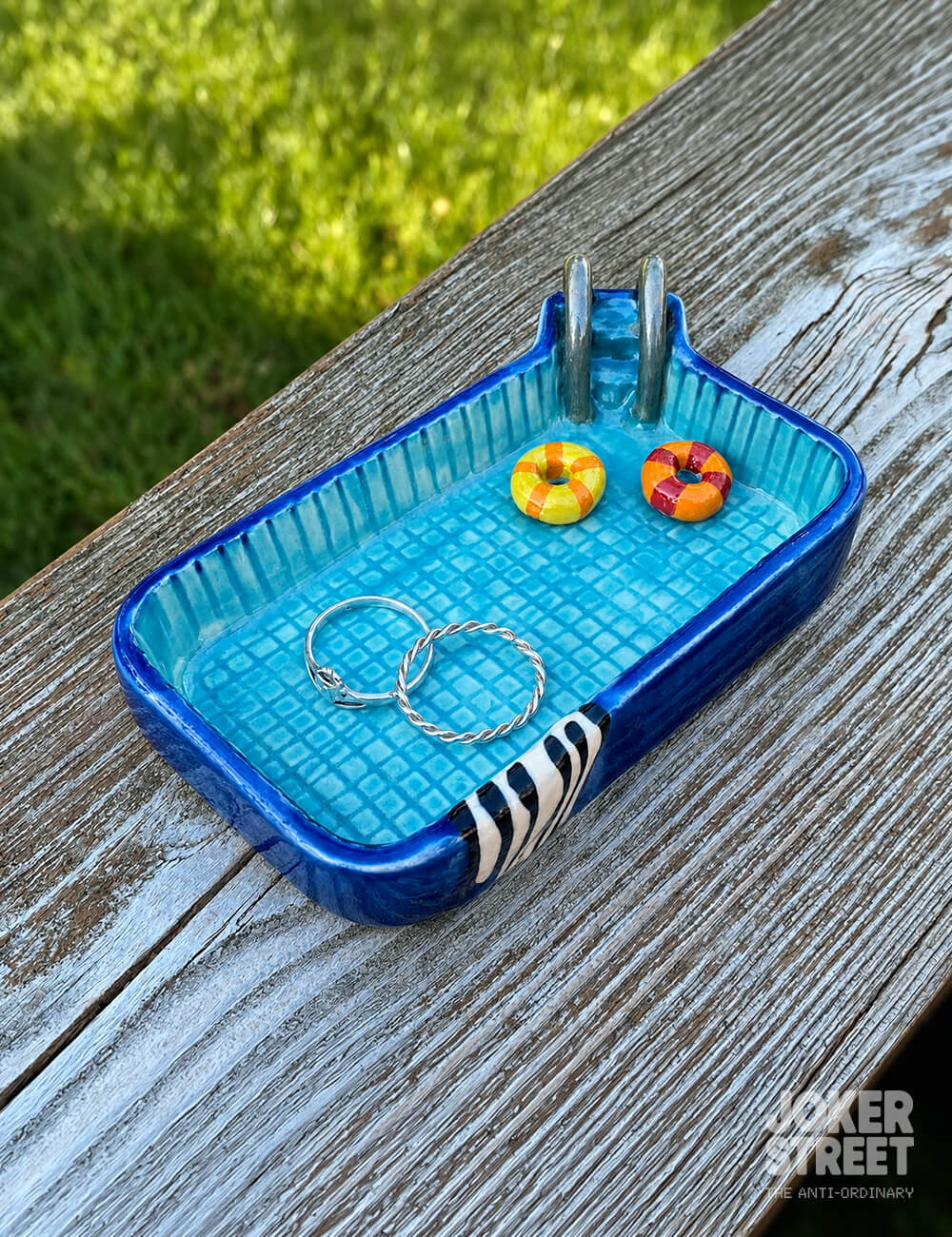 THE POOLSIDE TRAY